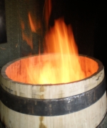 Fuego de roble para el tostado que comunicar al barril las aromas de vainilla o pan dulce - Tonnellerie SIRUGUE