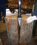 Partiendo un tronco de roble para la fabricacin de la madera - Tonnellerie SIRUGUE