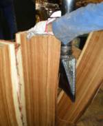 Taglio della met del tronco di quercia ad altezza delle doghe per la preparzione del legno spacatto - TONNELLERIE SIRUGUE